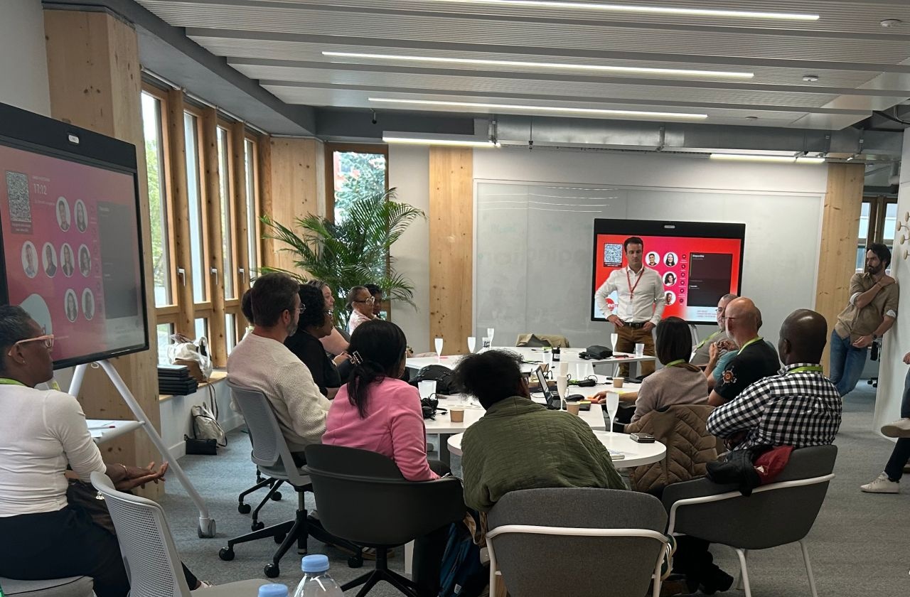 Session d'atelier de co-conception réunissant plusieurs métiers autour d'une même table