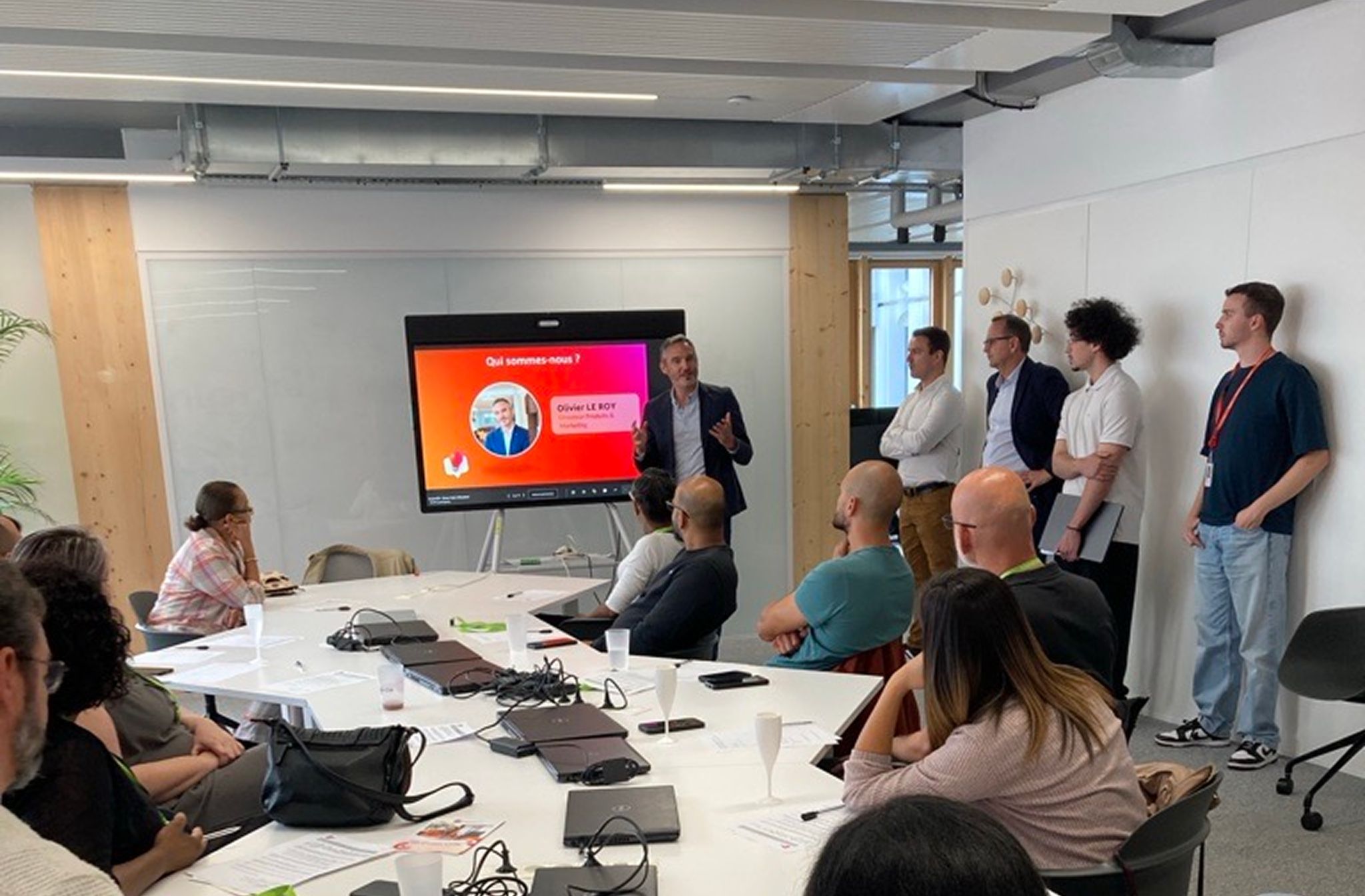 Présentation en atelier avec les équipes concernées, autour d'un écran interactif